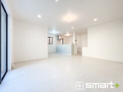 ～余裕の空間が広がるＬＤＫ～
・１８.２帖あるＬＤＫはご家族団らんのお時間を余裕の広さで演出してくれます。
・ご内覧の際は家具の配置などもイメージしながらご覧くださいませ。
