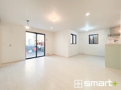 ～穏やかな陽の入るＬＤＫ～
・大きな窓のあるＬＤＫは陽当りも良好で明るい空間となっております。
・ご家族団らんなど過ごす時間の多いＬＤＫが明るいのは嬉しいポイントですね。
