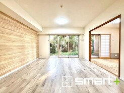 ～穏やかな陽の入るＬＤＫ～
・大きな窓のあるＬＤＫは陽当りも良好で明るい空間となっております。
・ご家族団らんなど過ごす時間の多いＬＤＫが明るいのは嬉しいポイントですね。
