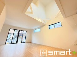 ～吹抜けのあるＬＤＫ～
・ＬＤＫに吹抜けを配する事で縦への空間が生まれ、開放感のある広々とした仕様に。
・ご来客の際なども自慢できるような高級仕様のＬＤＫとなっております。
