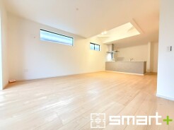 ～余裕の空間が広がるＬＤＫ～
・２２帖あるＬＤＫはご家族団らんのお時間を余裕の広さで演出してくれます。
・ご内覧の際は家具の配置などもイメージしながらご覧くださいませ。
