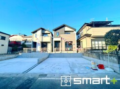 ～優しい色味の外観～
・環境にも馴染みやすく、汚れもあまり目立たない淡いベージュとホワイトのツートンカラーで落ち着いた印象に。
・タイル柄がアクセントとなりオシャレに見せてくれますね。