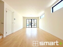 ～穏やかな陽の入るＬＤＫ～
・大きな窓のあるＬＤＫは陽当りも良好で明るい空間となっております。
・ご家族団らんなど過ごす時間の多いＬＤＫが明るいのは嬉しいポイントですね。
