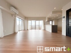 ～日当り良好のＬＤＫ～
・たくさんの窓からたっぷりの陽光が差し込む明るいリビングで寛ぎのひと時を。
・出来立てのお料理を運ぶのにも、食器の後片付けもラクラクなカウンターキッチン。
