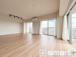 ～窓からはたっぷりの陽光～
・穏やかな陽だまりに包まれる居心地の良いＬＤＫは、ご家族が自然と集まる憩いのスペースに。
・柔らかみのあるナチュラルカラーで、家具やカーテンの色も選びやすいです。