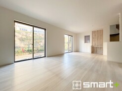 ～穏やかな陽の入るＬＤＫ～
・大きな窓のあるＬＤＫは陽当りも良好で明るい空間となっております。
・ご家族団らんなど過ごす時間の多いＬＤＫが明るいのは嬉しいポイントですね。
