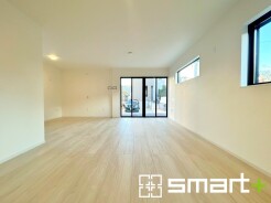 ～穏やかな陽の入るＬＤＫ～
・大きな窓のあるＬＤＫは陽当りも良好で明るい空間となっております。
・ご家族団らんなど過ごす時間の多いＬＤＫが明るいのは嬉しいポイントですね。
