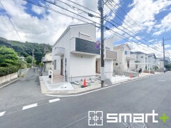 ～明るさを感じる外観～
・外壁は２トーンカラーを採用し、デザイン性に優れた見た目となっております。
・帰宅した際にホッと感じるような飽きのこない外観。ぜひ現地でご確認くださいませ。
(1号棟)