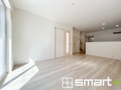 ～余裕の空間が広がるＬＤＫ～
・15帖あるＬＤＫはご家族団らんのお時間を余裕の広さで演出してくれます。
・ご内覧の際は家具の配置などもイメージしながらご覧くださいませ。
