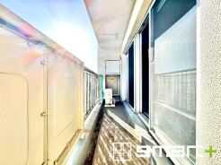 ～屋根付きのバルコニー～
・バルコニーは屋根付きなので急な雨でも安心です。
・奥行きもあるので洗濯物が干しやすいのも嬉しいポイントですね。
