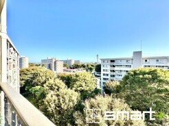 ～バルコニーからの眺望～
お部屋の延長として、外の空気を感じながらリラックスできるスペースをご提供。
朝のコーヒーや夕方の読書にぴったりです。
周囲の景色や夕日を楽しむことも魅力のひとつです。
