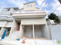 ～明るさを感じる外観～
・外壁は２トーンカラーを採用し、デザイン性に優れた見た目となっております。
・帰宅した際にホッと感じるような飽きのこない外観。ぜひ現地でご確認くださいませ。
