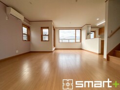 ～開放的なリビングイン階段～
・ご家族のお出掛けや帰宅がわかるリビングイン階段。自然とコミュニケーションが増えますね。
・家事をしながらリビング全体が見渡せるカウンターキッチンも魅力。

