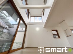 ～吹抜けのあるＬＤＫ～
・ＬＤＫに吹抜けを配する事で縦への空間が生まれ、開放感のある広々とした仕様に。
・ご来客の際なども自慢できるような高級仕様のＬＤＫとなっております。
