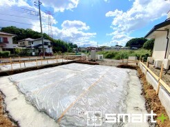 ～ベタ基礎でしっかりとした土台～
・コンクリートの中に鉄筋を配し強度を高めた「ベタ基礎」を採用。
・しっかりとした土台を造ったうえで、その上に建物が築造されていきます。
