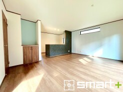 ～穏やかな陽の入るＬＤＫ～
・大きな窓のあるＬＤＫは陽当りも良好で明るい空間となっております。
・ご家族団らんなど過ごす時間の多いＬＤＫが明るいのは嬉しいポイントですね。
