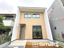 ～モダンな印象の外観～
・木目調の外壁アクセントは幅広いテイストにマッチし、住まいに温かみや高級感を与えてくれる人気のデザインです。
・毎日家に帰ってくることが誇らしくなりますね。