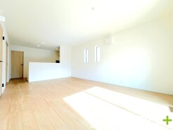 ～穏やかな陽の入るＬＤＫ～
・大きな窓のあるＬＤＫは陽当りも良好で明るい空間となっております。
・ご家族団らんなど過ごす時間の多いＬＤＫが明るいのは嬉しいポイントですね。
