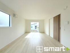 ～穏やかな陽の入るＬＤＫ～
・大きな窓のあるＬＤＫは陽当りも良好で明るい空間となっております。
・ご家族団らんなど過ごす時間の多いＬＤＫが明るいのは嬉しいポイントですね。
