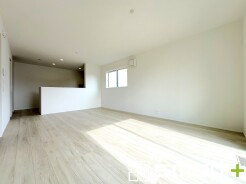 ～余裕の空間が広がるＬＤＫ～
・17帖あるＬＤＫはご家族団らんのお時間を余裕の広さで演出してくれます。
・ご内覧の際は家具の配置などもイメージしながらご覧くださいませ。
