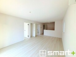 ～穏やかな陽の入るＬＤＫ～
・大きな窓のあるＬＤＫは陽当りも良好で明るい空間となっております。
・ご家族団らんなど過ごす時間の多いＬＤＫが明るいのは嬉しいポイントですね。
