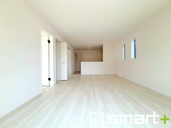 ～余裕の空間が広がるＬＤＫ～
・18帖あるＬＤＫはご家族団らんのお時間を余裕の広さで演出してくれます。
・ご内覧の際は家具の配置などもイメージしながらご覧くださいませ。

