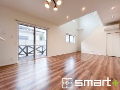 ～余裕の空間が広がるＬＤＫ～
・18帖あるＬＤＫはご家族団らんのお時間を余裕の広さで演出してくれます。
・ご内覧の際は家具の配置などもイメージしながらご覧くださいませ。
