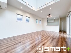 ～穏やかな陽の入るＬＤＫ～
・大きな窓のあるＬＤＫは陽当りも良好で明るい空間となっております。
・ご家族団らんなど過ごす時間の多いＬＤＫが明るいのは嬉しいポイントですね。
