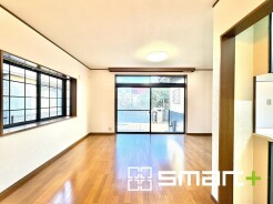 ～穏やかな陽の入るＬＤＫ～
・大きな窓のあるＬＤＫは陽当りも良好で明るい空間となっております。
・ご家族団らんなど過ごす時間の多いＬＤＫが明るいのは嬉しいポイントですね。
