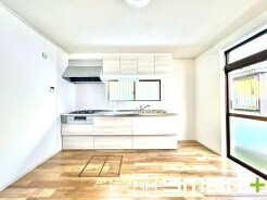 ~リビングを有効活用~
・キッチンは対面式ではなく壁側にございますので、お部屋の中の空間を有効活用できます。
・現地ではぜひ家具の配置などもイメージしながらご見学くださいませ。