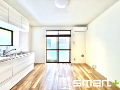 ~穏やかな陽の入るLDK~
・大きな窓のあるLDKは陽当りも良好で明るい空間となっております。
・ご家族団らんなど過ごす時間の多いLDKが明るいのは嬉しいポイントですね。