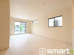 ～穏やかな陽の入るＬＤＫ～
・大きな窓のあるＬＤＫは陽当りも良好で明るい空間となっております。
・ご家族団らんなど過ごす時間の多いＬＤＫが明るいのは嬉しいポイントですね。
(Ｂ号棟)