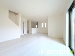 ～明るいＬＤＫ～
・ご家族でゆったり寛げる広々リビングは、大きな窓からたっぷりの陽光が差し込む明るい空間。
・料理と洗濯、片付けなど並行して家事を進める時に便利な回遊動線。