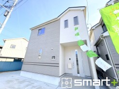 ～スタイリッシュな外観～
・２色のコントラストが美しく落ち着きあるデザインの外観となっております。
・グレーとホワイトの組み合わせが、洗練されたクールな雰囲気を醸し出しています。