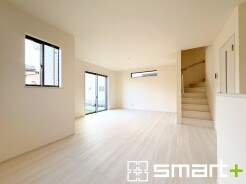 ～窓からはたっぷりの陽光～
・たくさんの窓からたっぷりの陽光が差し込む明るいリビングで寛ぎのひと時を。
・ご家族のお出掛けや帰宅がわかるリビングイン階段。自然とコミュニケーションが増えますね。