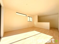 ～穏やかな陽の入るＬＤＫ～
・大きな窓のあるＬＤＫは陽当りも良好で明るい空間となっております。
・ご家族団らんなど過ごす時間の多いＬＤＫが明るいのは嬉しいポイントですね。
