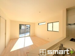 ～日当り良好のＬＤＫ～
・たくさんの窓からたっぷりの陽光が差し込む明るいリビングで寛ぎのひと時を。
・柔らかみのあるナチュラルカラーで、家具やカーテンの色も選びやすいです。
