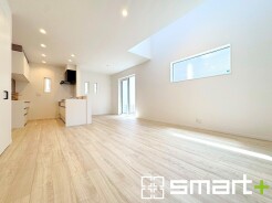 ～家族団らんにピッタリのＬＤＫ～
・ご家族みんながゆったり寛げる広々としたリビングは、たくさんの窓からたっぷりの陽光が差し込む明るい空間。
・開放感あふれる吹抜がリビングにオシャレ感をプラスしてくれます。
