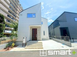 ～落ち着いた雰囲気の外観～
・白とグレーのツートンカラーにタイル柄をあしらった落ち着きのある雰囲気に仕上げております。
・重厚感があって洗練されたクールな印象で人目を引くこと間違いなしです。
