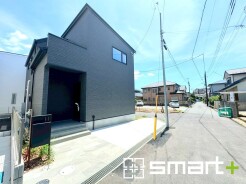 ～シックな色彩の外観を採用～
・外壁に濃い色を採用する事でモダンな印象のシックな外観となっております。
・高級感も出るので毎日家に帰るのが誇らしくなります。ぜひ現地でご確認くださいませ。