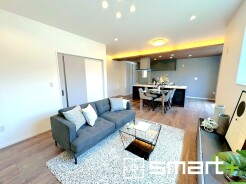 ～余裕の空間が広がるＬＤＫ～
・２１.３帖あるＬＤＫはご家族団らんのお時間を余裕の広さで演出してくれます。
・ご内覧の際は家具の配置などもイメージしながらご覧くださいませ。