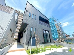 ～シックな色彩の外観を採用～
・外壁に濃い色を採用する事でモダンな印象のシックな外観となっております。
・高級感も出るので毎日家に帰るのが誇らしくなります。ぜひ現地でご確認くださいませ。