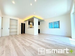 ～折下げ天井でオシャレな空間～
・キッチン部分に折下げ天井を施すことでリビングが広く見える効果もあり、開放的な空間が広がります。
・出来立てのお料理を運ぶのにも食器の後片付けも、ラクラクなカウンターキッチン。