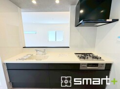 ～人気のカウンターキッチン～
・キッチンは人気のカウンタータイプを採用。「ご家族の顔が見える」造りです。
・蛇口に浄水器が内蔵されているなど機能面でも優れた仕様です。