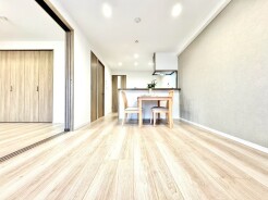 ～穏やかな陽の入るＬＤＫ～
・大きな窓のあるＬＤＫは陽当りも良好で明るい空間となっております。
・ご家族団らんなど過ごす時間の多いＬＤＫが明るいのは嬉しいポイントですね。
