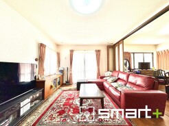 ～穏やかな陽の入るＬＤＫ～
・大きな窓のあるＬＤＫは陽当りも良好で明るい空間となっております。
・ご家族団らんなど過ごす時間の多いＬＤＫが明るいのは嬉しいポイントですね。
