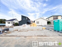 ～ベタ基礎でしっかりとした土台～
・コンクリートの中に鉄筋を配し強度を高めた「ベタ基礎」を採用。
・しっかりとした土台を造ったうえで、その上に建物が築造されていきます。
