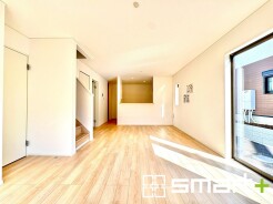 ～余裕の空間が広がるＬＤＫ～
・１８帖あるＬＤＫはご家族団らんのお時間を余裕の広さで演出してくれます。
・ご内覧の際は家具の配置などもイメージしながらご覧くださいませ。
