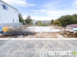 ～ベタ基礎でしっかりとした土台～
・コンクリートの中に鉄筋を配し強度を高めた「ベタ基礎」を採用。
・しっかりとした土台を造ったうえで、その上に建物が築造されていきます。
