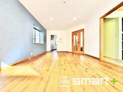 ～穏やかな陽の入るＬＤＫ～
・大きな窓のあるＬＤＫは陽当りも良好で明るい空間となっております。
・ご家族団らんなど過ごす時間の多いＬＤＫが明るいのは嬉しいポイントですね。
